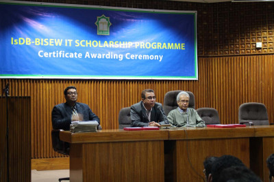 Certificate distribution ceremony for graduates of Round-36