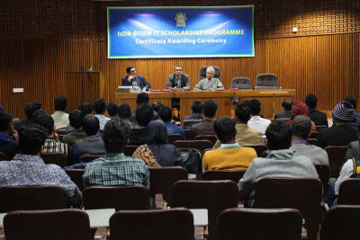 Certificate distribution ceremony for graduates of Round-36