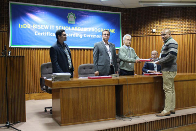 Certificate distribution ceremony for graduates of Round-36