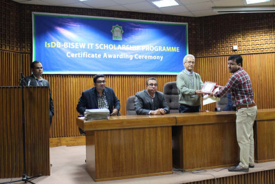 Certificate distribution ceremony for graduates of Round-36