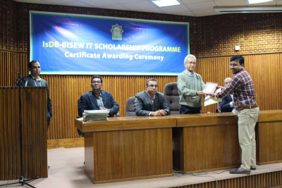 Certificate distribution ceremony for graduates of Round-36