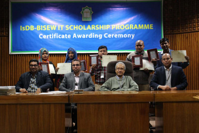 Certificate distribution ceremony for graduates of Round-36
