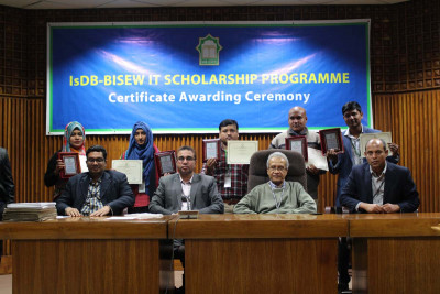 Certificate distribution ceremony for graduates of Round-36