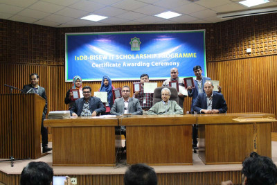 Certificate distribution ceremony for graduates of Round-36