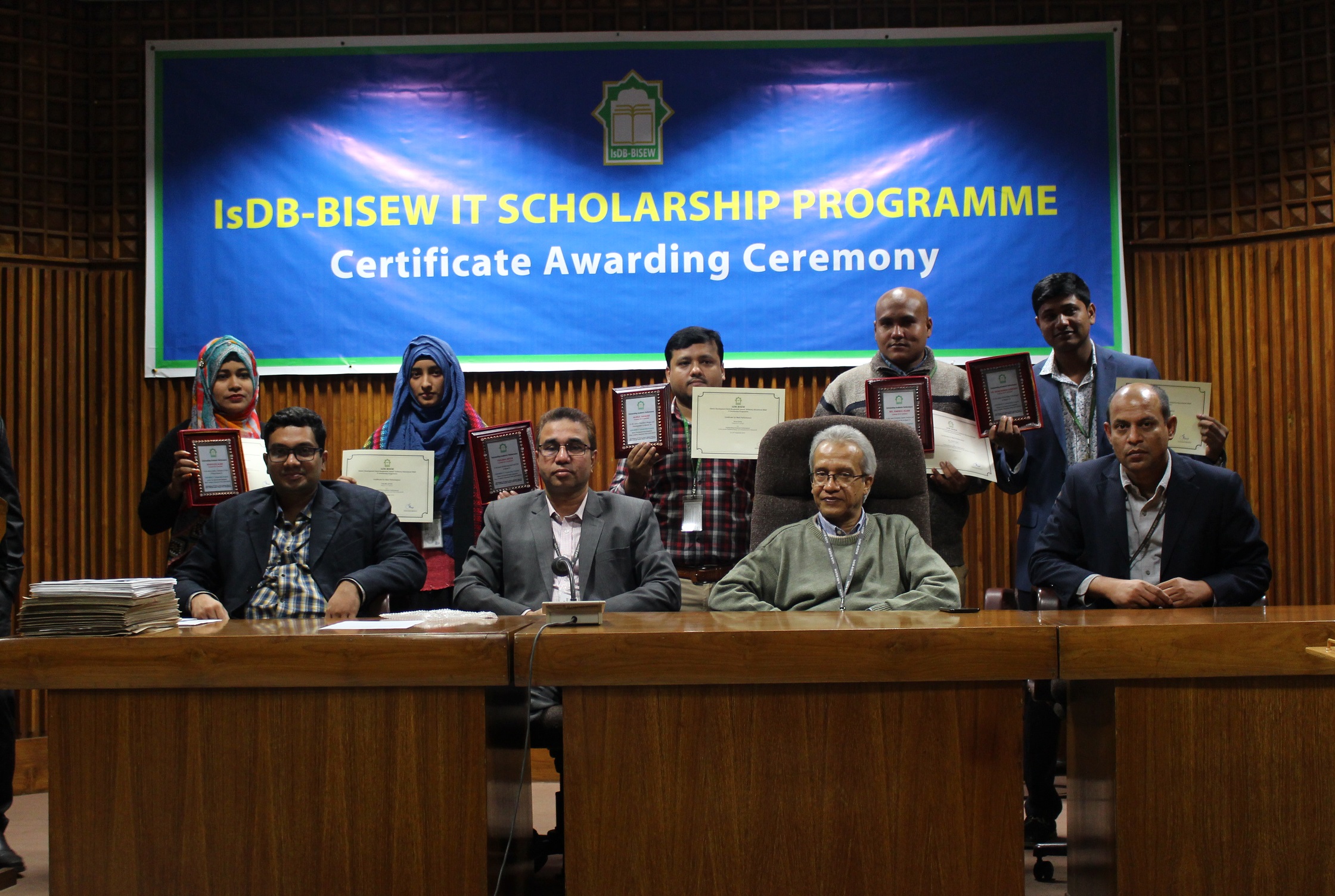 Certificate distribution ceremony for graduates of Round-36